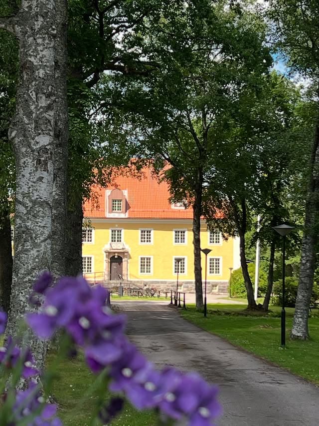 Laxå Herrgård genom den lummiga parken